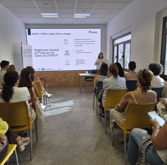 FuerteventurIA: nuestra experiencia formando en protección de datos e IA 2 FuerteventurIA Dataseg Elena Perdomo 1